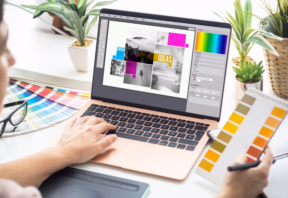Espace de travail moderne avec plusieurs appareils affichant un site web de type site onepage avec le texte 'Beautiful websites.