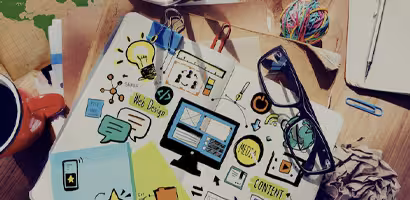 Écran avec planche de logos et nuanciers de couleurs, illustrant le service de création de logo professionnel chez Keiyo
