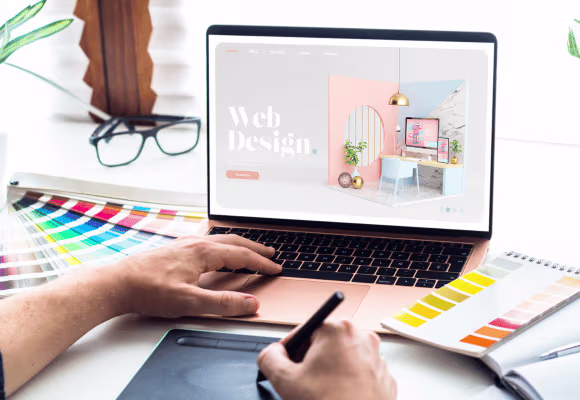 Un homme dessinant sur une tablette graphique devant un ordinateur qui affiche une page web