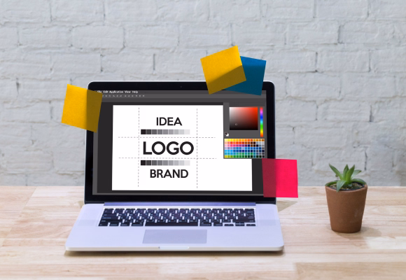 Espace de travail moderne avec plusieurs appareils affichant un site web de type site onepage avec le texte 'Beautiful websites.