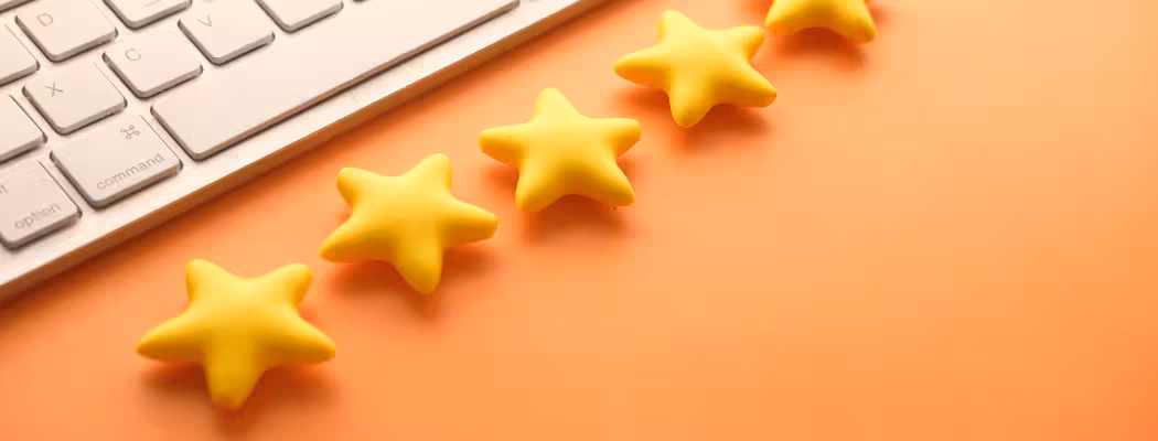 Clavier d’ordinateur avec cinq étoiles en mousse posées à côté, symbolisant l’engagement qualité de Keiyo