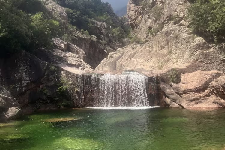Photo d'un circuit de canyoning avec une cascade tombant dans une rivière