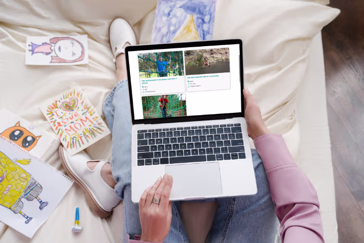 Page sur les activité de Acqua & Natura sur un ordinateur tenue par une jeune fille