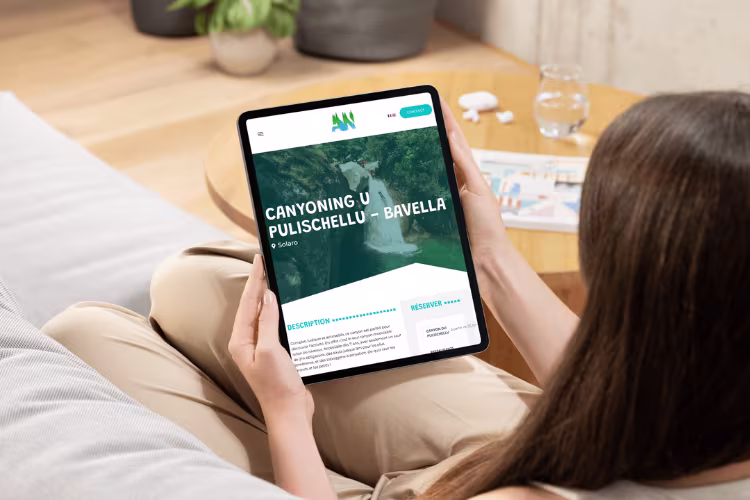 Description de l'activité de canyoning sur une tablette tenue par une femme