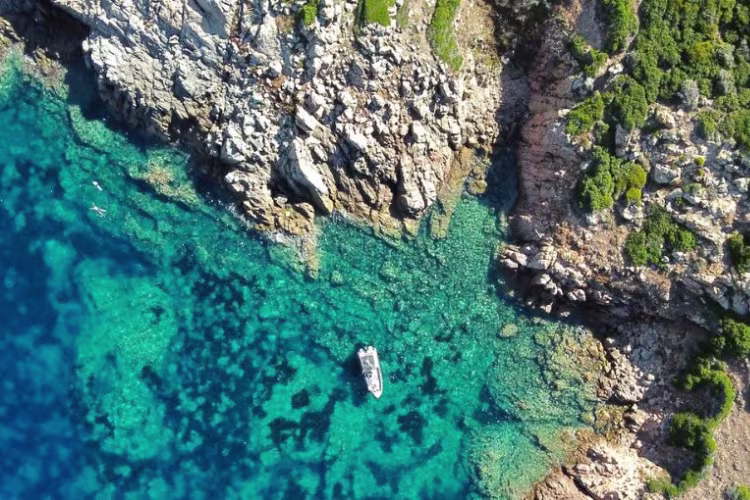 Photo prise vue du ciel des côtes et de la mer Corse