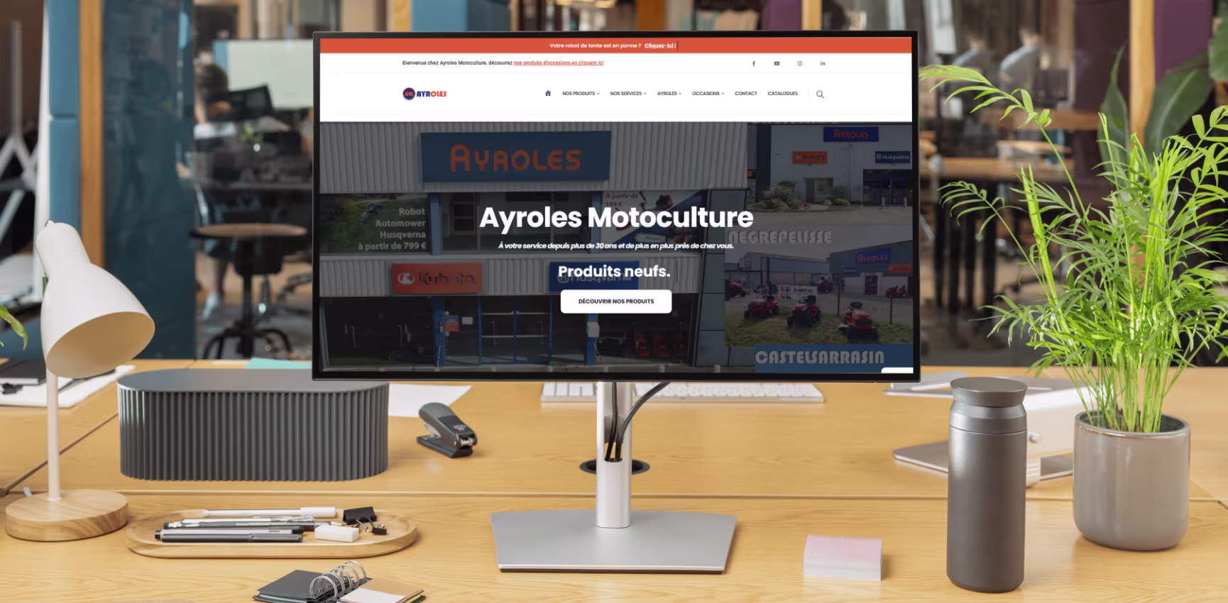 Site Catalogue d'Ayroles Motoculture sur un écran d'ordinateur se trouavnt sur un bureau