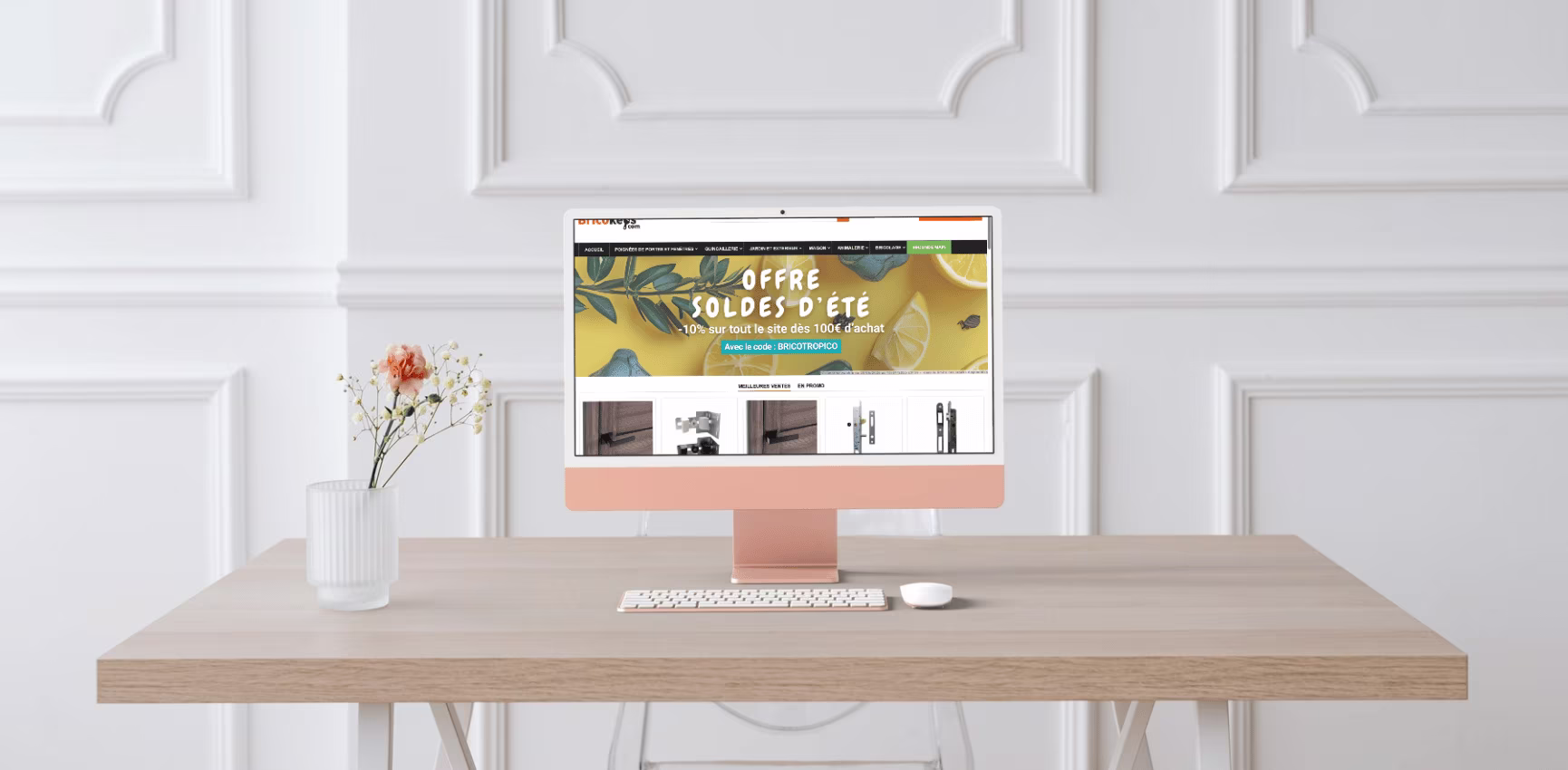 Site e-commerce Bricokeys affiché sur un écran d'ordianteur posé sur un bureau