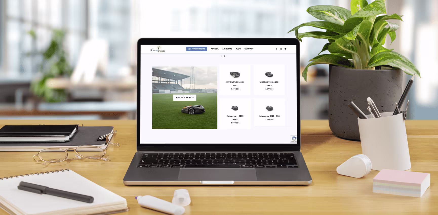Site e-commerce de Boutique Caliente affiché sur un MacBook posé sur un tabouret en bois