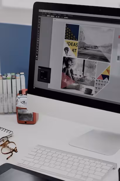 Écran d’ordinateur affichant un logiciel de design avec des visuels en cours de création, représentant la refonte graphique d’un site chez Keiyo